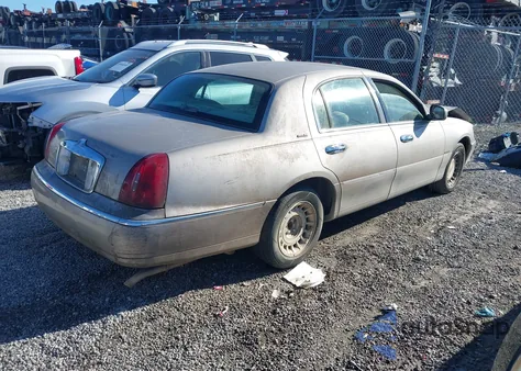 2000 Lincoln Town Car Executive from USA, damaged, VIN 1LNHM81W0YY843794